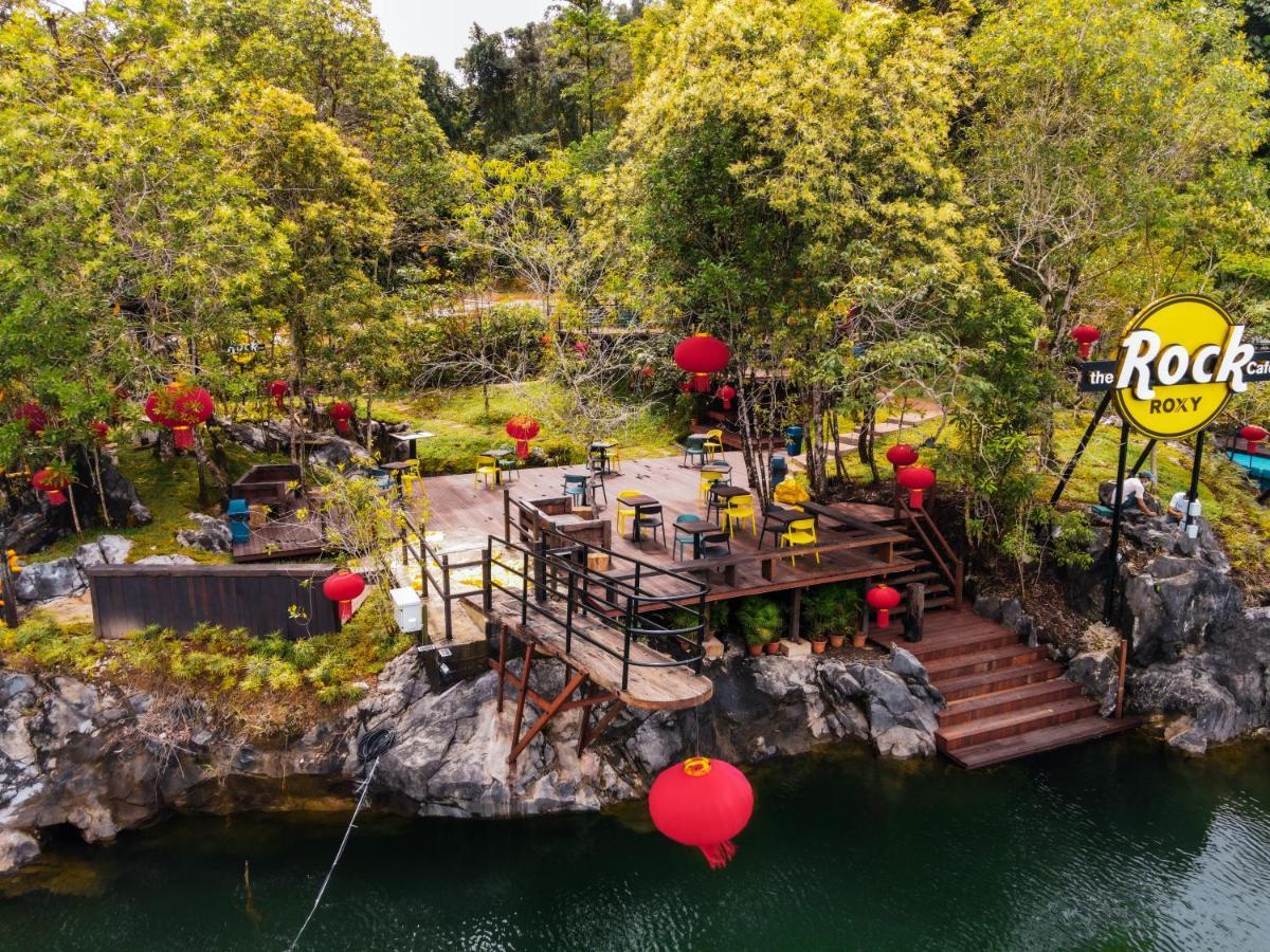Roxy Tasik Biru Resort City Bau Εξωτερικό φωτογραφία