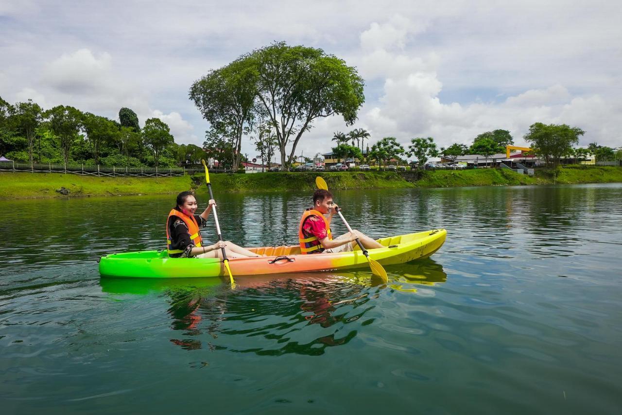 Roxy Tasik Biru Resort City Bau Εξωτερικό φωτογραφία