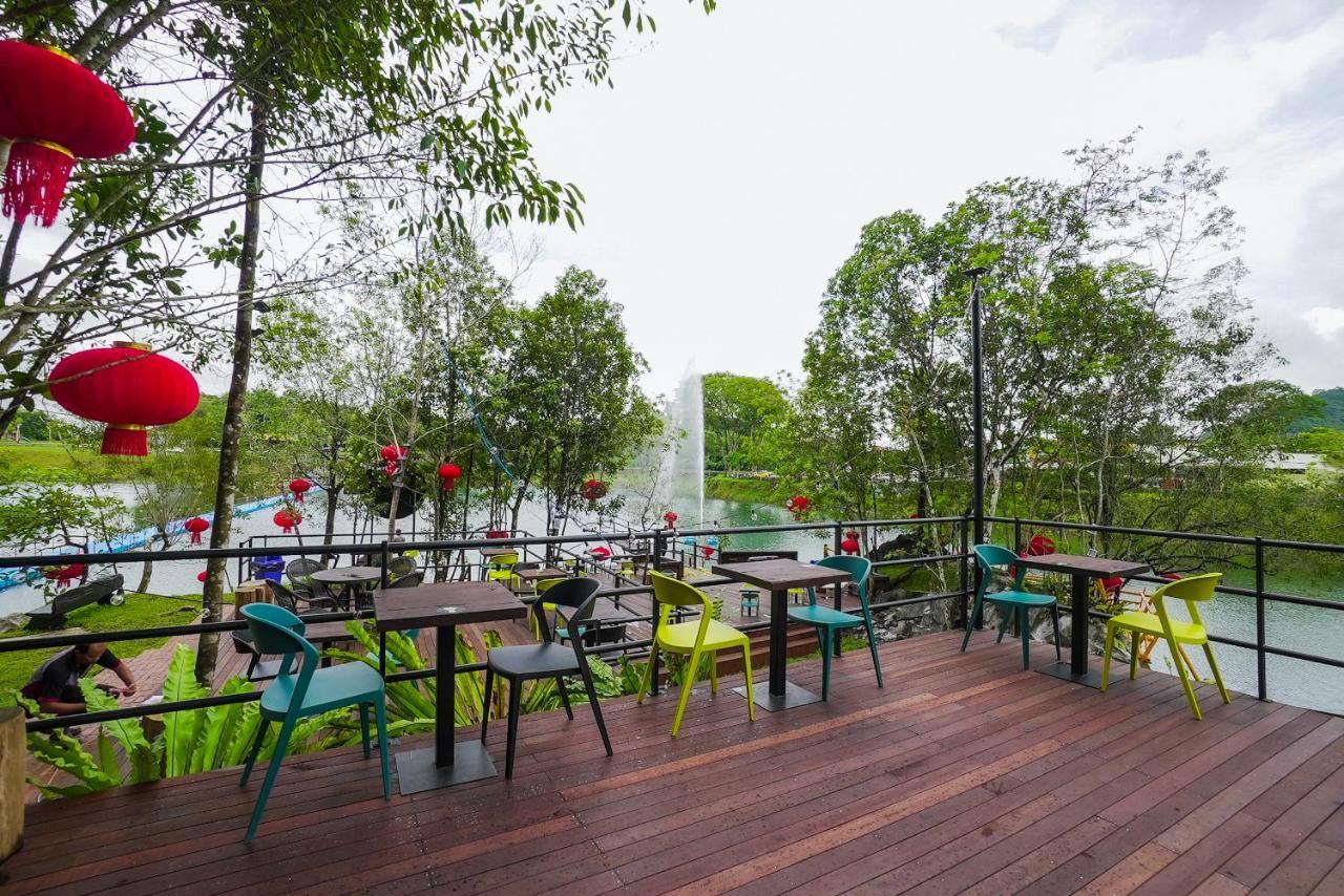 Roxy Tasik Biru Resort City Bau Εξωτερικό φωτογραφία
