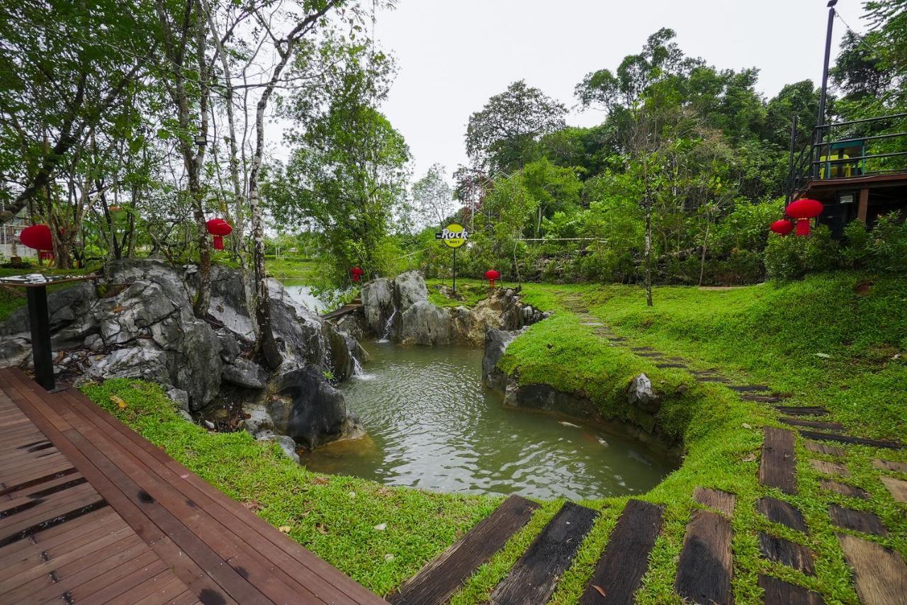 Roxy Tasik Biru Resort City Bau Εξωτερικό φωτογραφία