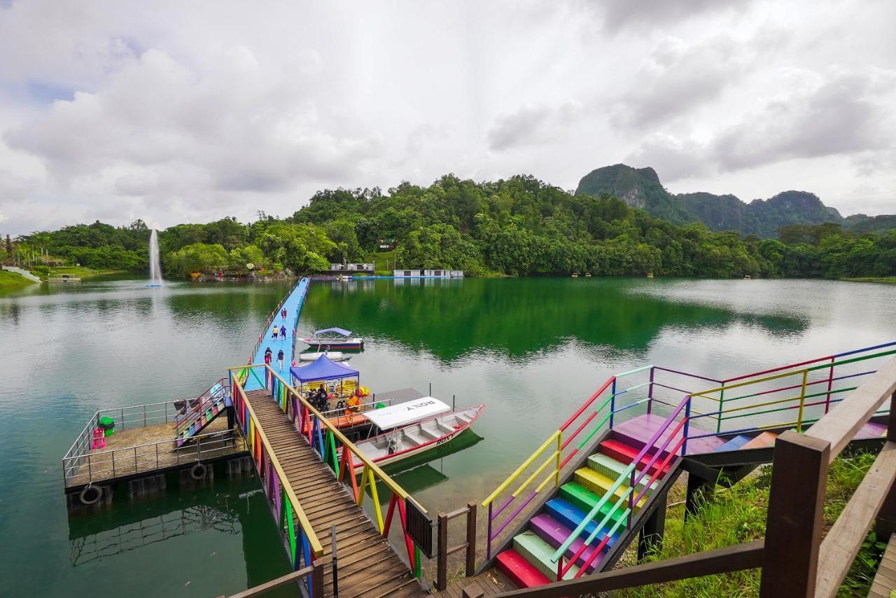 Roxy Tasik Biru Resort City Bau Εξωτερικό φωτογραφία