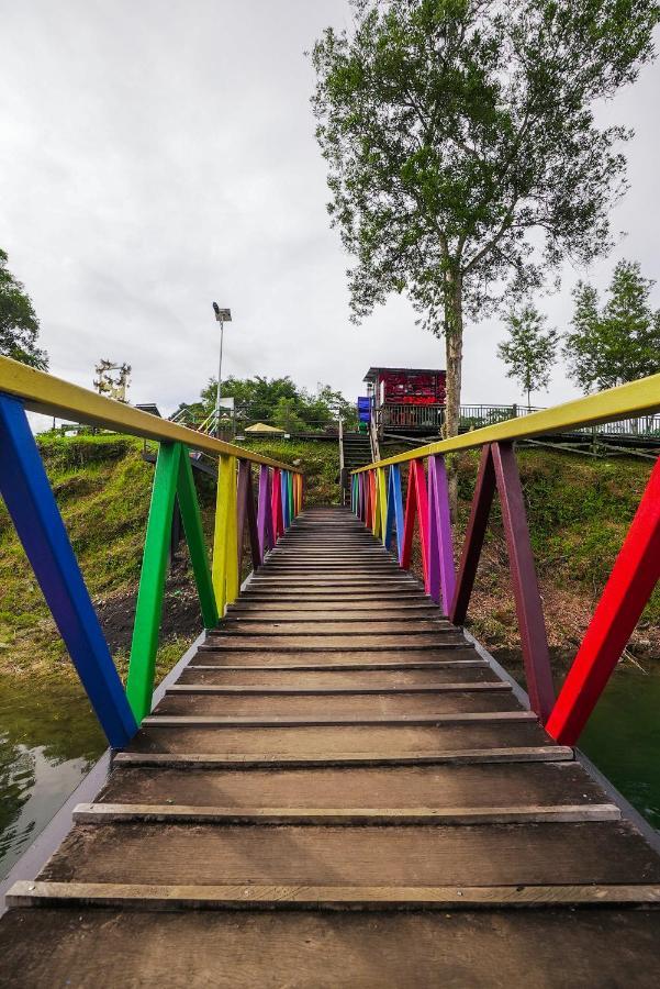 Roxy Tasik Biru Resort City Bau Εξωτερικό φωτογραφία